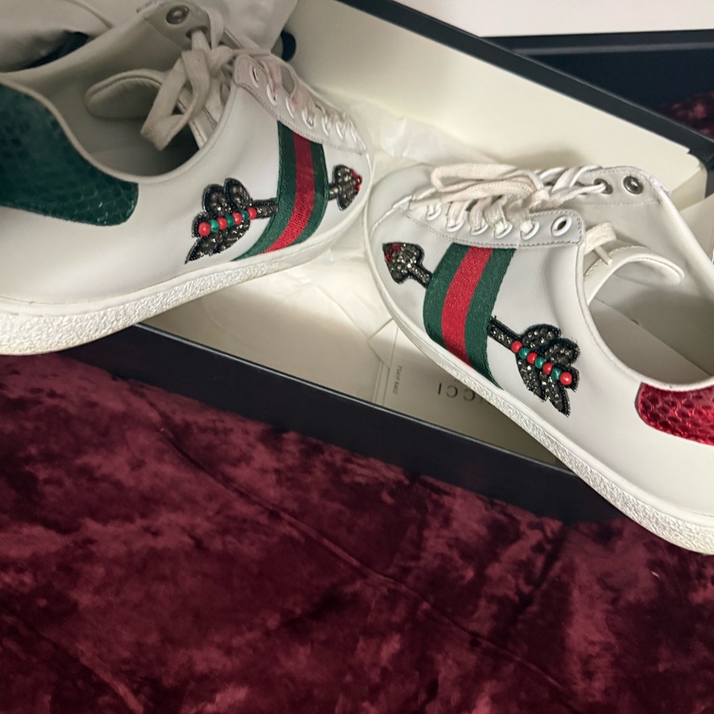 Gucci White Sneakers with Green and Red Stripe
